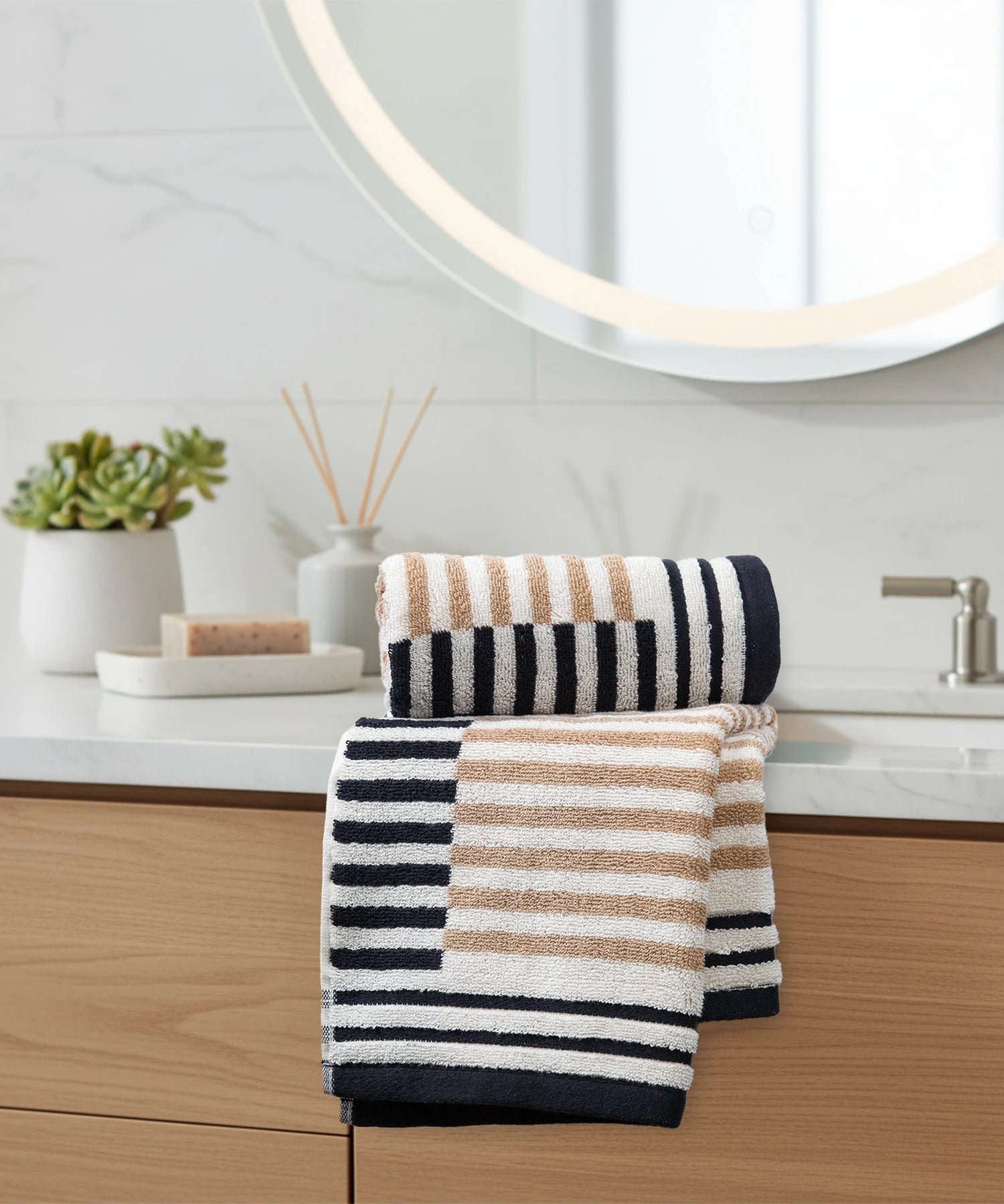 Symphony of Threads 1Pc Bath Towel, Ligne| 625 GSM Cotton