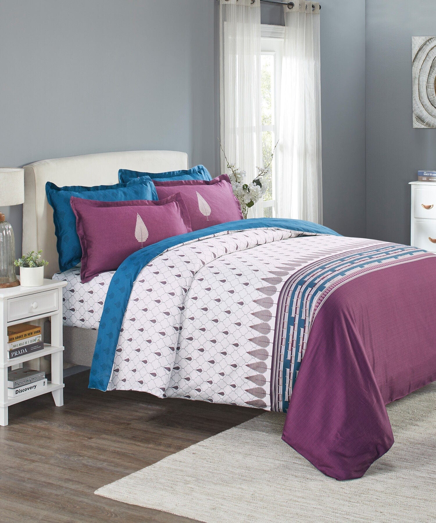 Beautiful on sale Queen comforter set includes: