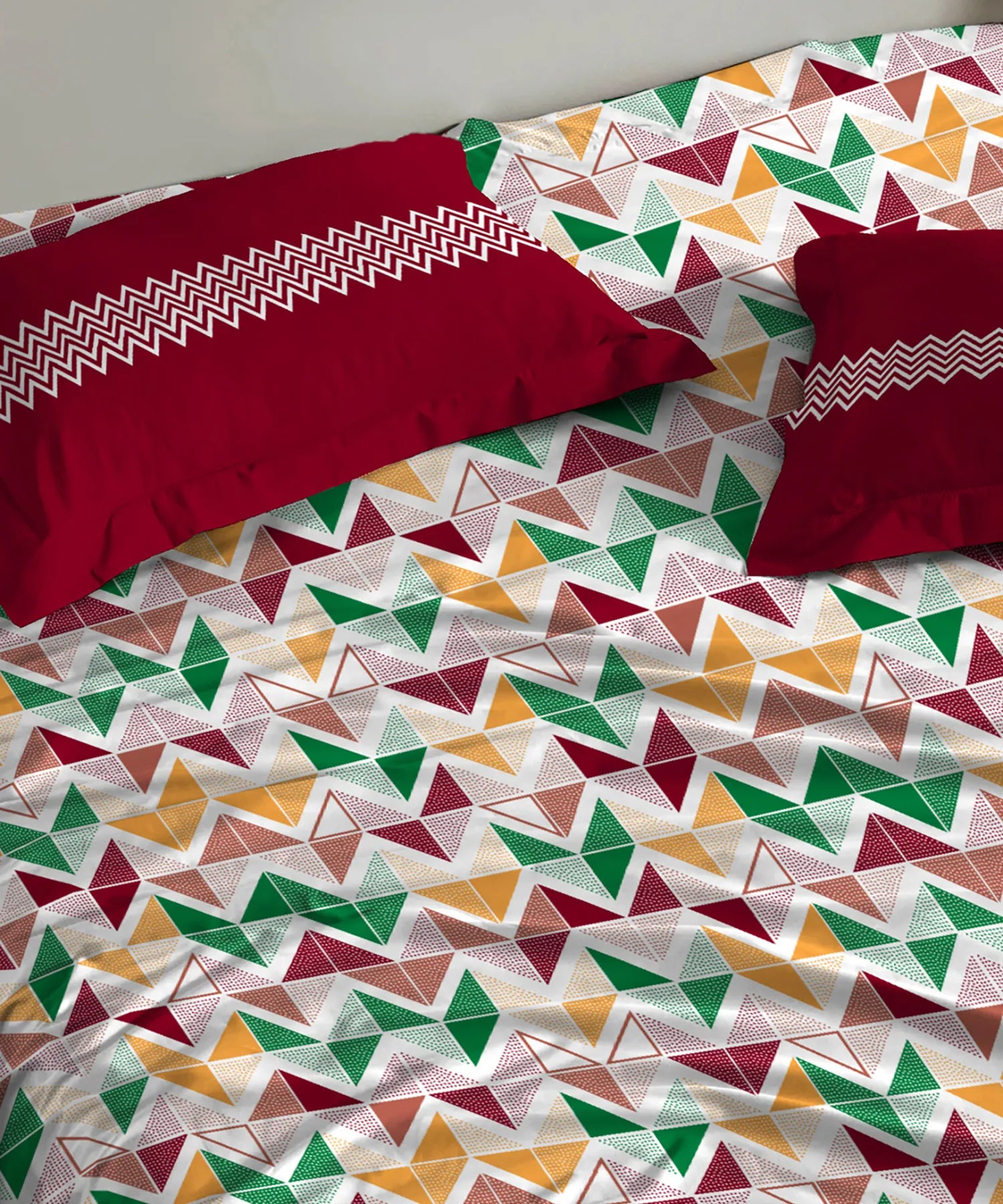 Urban Comfort Queen Bedsheet Set, Trippy Triangles Red |144 TC Cotton| 2 Pillow Covers